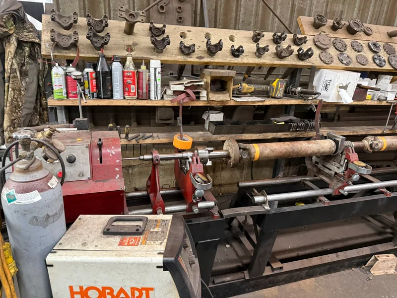 Driveshaft mounted between the balancing machine stations
