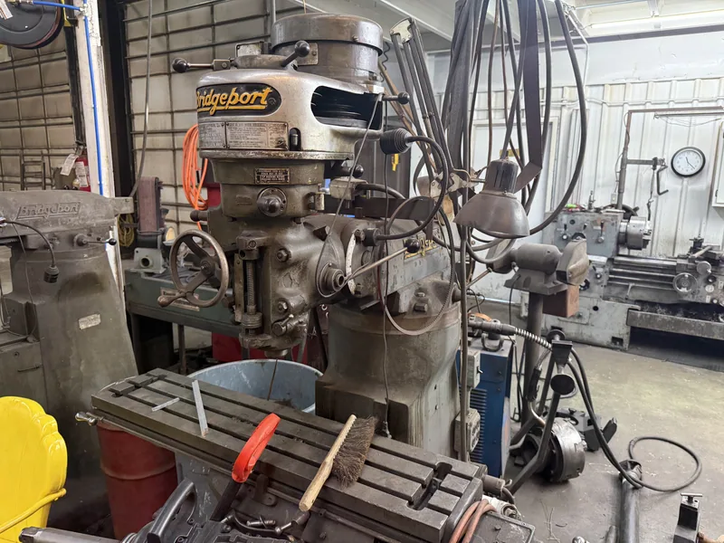 Vertical milling machine in the Schmelzle MechFab shop